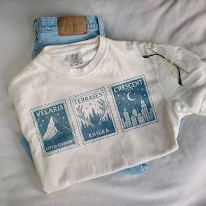 Chemise couleur confort carte postale Sarah J Maas (sous licence officielle), chemise Velaris, t-shirt Terrasen, Crescent City, produits dérivés ACOTAR, Cour des épines