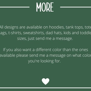 Pu&ograve; includere: Sfondo verde con testo bianco che dice "MORE". Il testo sotto dice "Tutti i design sono disponibili su felpe con cappuccio, canottiere, borse tote, t-shirt, felpe, cappelli da pap&agrave;, taglie per bambini e neonati, semplicemente inviami un messaggio. Se vuoi anche un colore diverso da quelli disponibili, per favore inviami un messaggio sul colore che stai cercando."