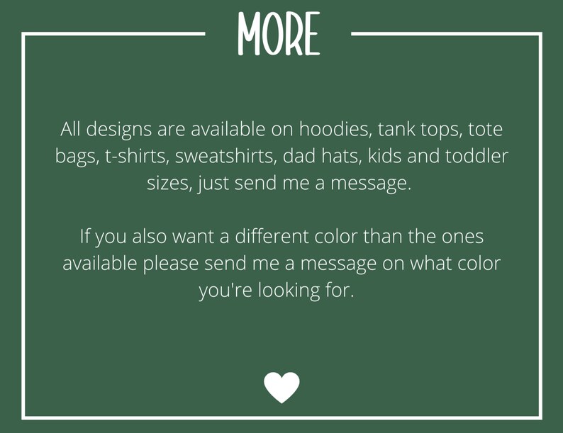 Pu&ograve; includere: Sfondo verde con testo bianco che dice "MORE". Il testo sotto dice "Tutti i design sono disponibili su felpe con cappuccio, canottiere, borse tote, t-shirt, felpe, cappelli da pap&agrave;, taglie per bambini e neonati, semplicemente inviami un messaggio. Se vuoi anche un colore diverso da quelli disponibili, per favore inviami un messaggio sul colore che stai cercando."