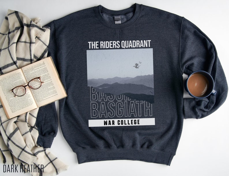 Puede incluir: Sudadera gris oscuro jaspeada con un estampado gr&aacute;fico de una cordillera y el texto "The Riders Quadrant, Basq Basgiath, War College".