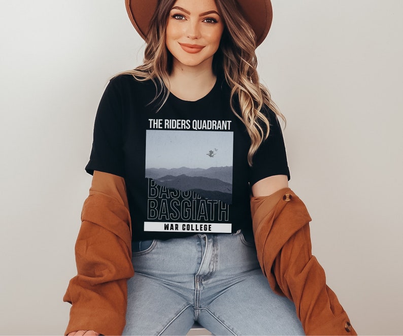 K&ouml;nnte beinhalten: Ein schwarzes T-Shirt mit einem Grafikdruck einer Bergkette und dem Text "The Riders Quadrant, Basgiath, War College".