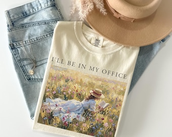 Estaré en mi oficina leyendo, chica. Camiseta Comfort Colors, camiseta vintage para amantes de los libros, regalo para lectores, camiseta divertida para leer, regalo para amantes de los libros.