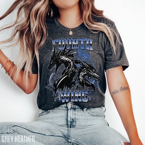 K&ouml;nnte beinhalten: Ein dunkelgraues Heather-T-Shirt mit einer schwarzen und blauen Grafik von zwei Drachen und dem Text "FOURTH WING".