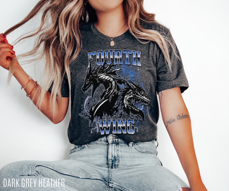 K&ouml;nnte beinhalten: Ein dunkelgraues Heather-T-Shirt mit einer schwarzen und blauen Grafik von zwei Drachen und dem Text "FOURTH WING".