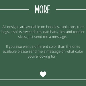 Puede incluir: Un fondo verde oscuro con texto blanco que dice "MORE". El texto de abajo indica que los dise&ntilde;os est&aacute;n disponibles en varios art&iacute;culos, incluyendo sudaderas con capucha, camisetas y bolsos de mano. Un coraz&oacute;n blanco en la parte inferior.