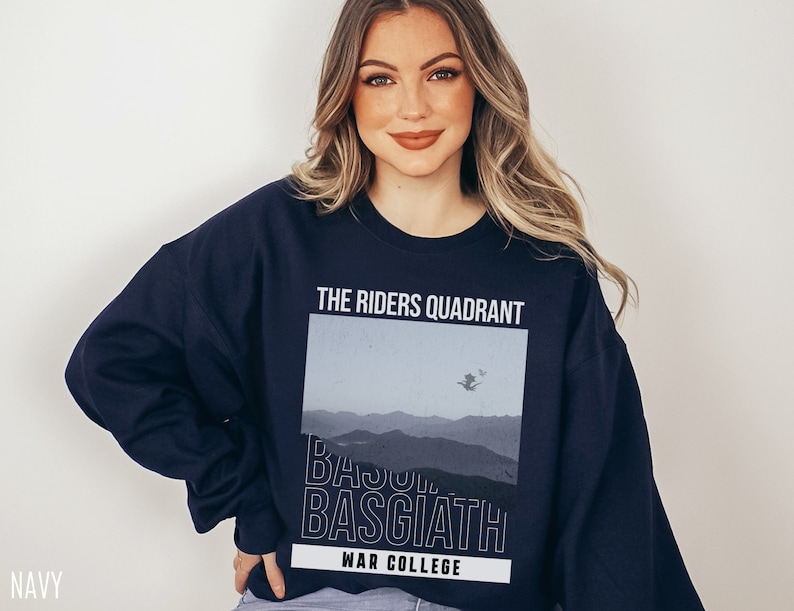 Puede incluir: Sudadera azul marino con un estampado gr&aacute;fico de una cordillera y el texto "The Riders Quadrant" y "War College".