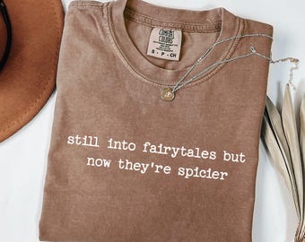 Tshirt aux couleurs de contes de fées mais plus épicées, cadeau pour les amoureux des livres, chemise livresque, chemise charbon, chemise de lecture, chemise de lecteur romantique, lecteur charbon de bois