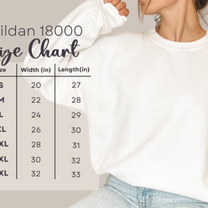 Pu&ograve; includere: Tabella delle taglie Gildan 18000 con misure in pollici per le taglie S a 4XL. La tabella mostra la larghezza e la lunghezza di ogni taglia.