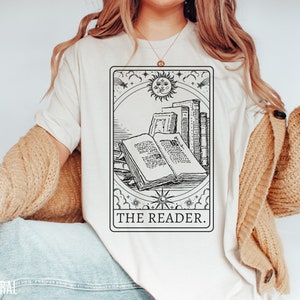 Leser Tarot Karte T-Shirt, Leser Shirt, Tarot Karte Shirt, Buch Liebhaber Geschenk, Bücherwurm Shirt, Bibliothek Shirt Geschenk, Tarot Tee, Buch Tarot Shirt