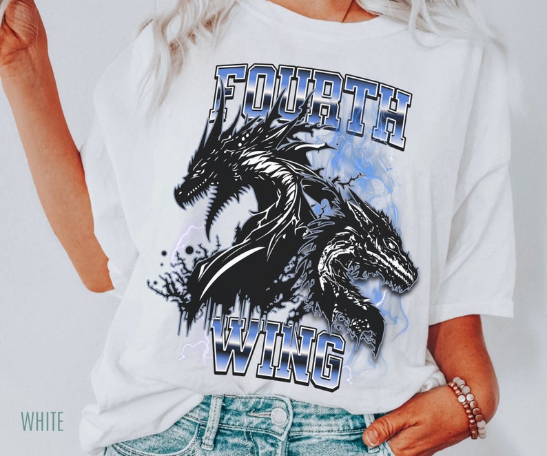 K&ouml;nnte beinhalten: Wei&szlig;es T-Shirt mit einer schwarzen und wei&szlig;en Grafik von zwei Drachen und dem Text "FOURTH WING" in blauen und silbernen Buchstaben.