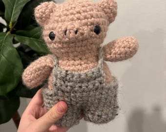 Cochon crocheté en salopette amovible