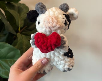 Peluche animal tenant un coeur