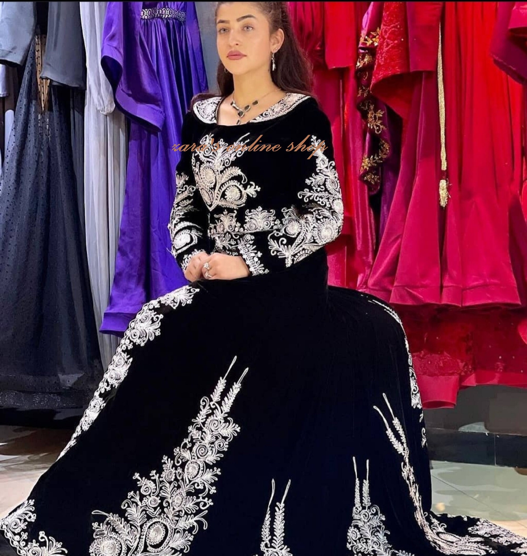 アフガニスタンのクチ 銀の刺繍が施されたモダンなスタイルの アフガニスタンのクチ 銀の刺繍が施されたモダンなスタイルの