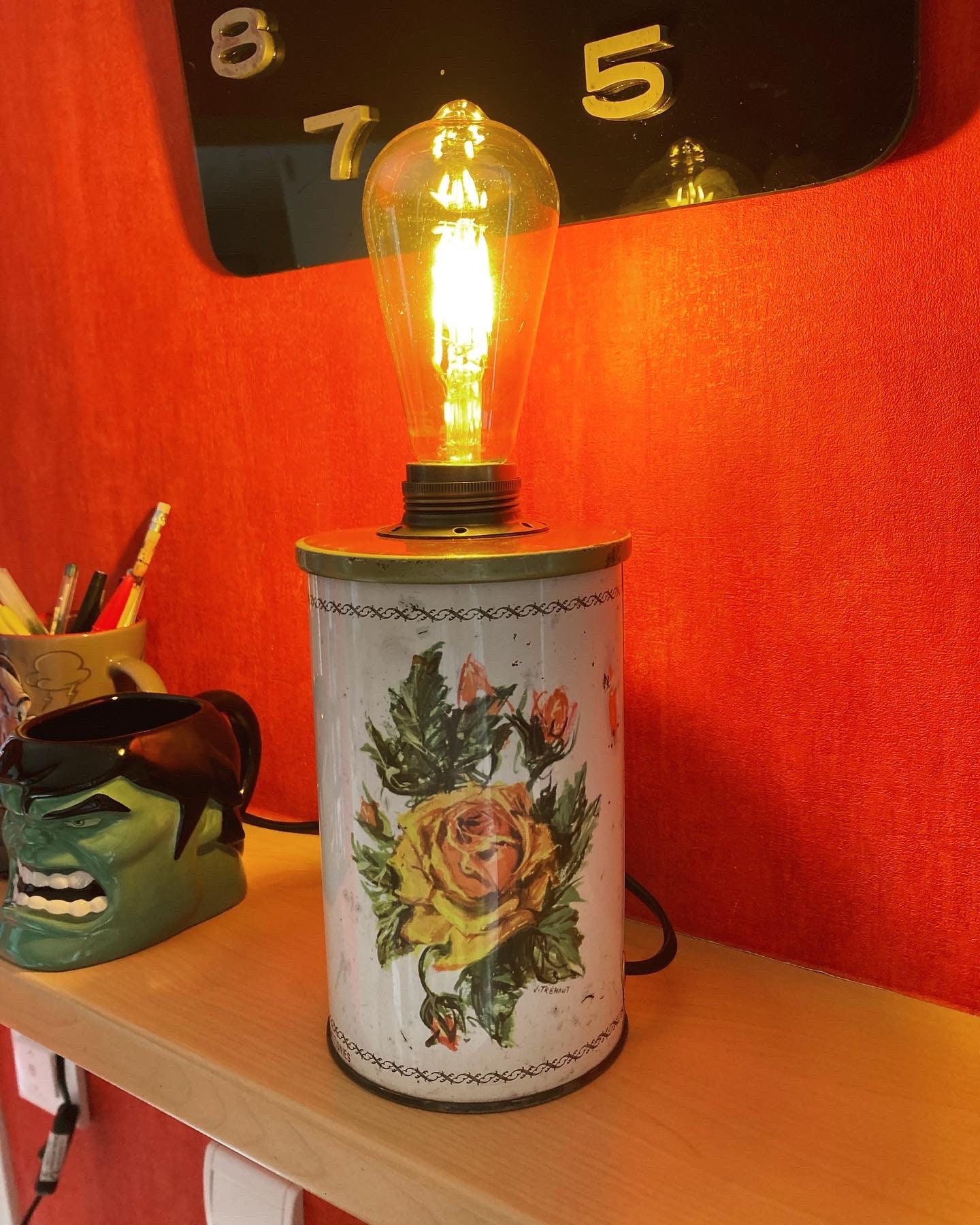 Lampe Vintage avec Une Ancienne Boîte Café Grand-Mère