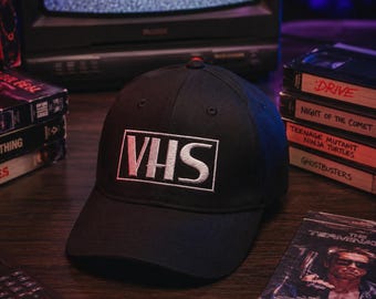 Boné estilo "Dad Hat" preto e azul marinho com bordado VHS | Boné retrô nostálgico dos anos 70 | Presente para cinéfilos | Logotipo clássico de fita VHS