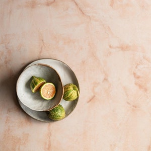 Perzikkleurige vinylmarmerachtergrond voor food- en productstyling en fotografie. Perfect voor het fotograferen van producten, eten, drinken en cosmetica.
