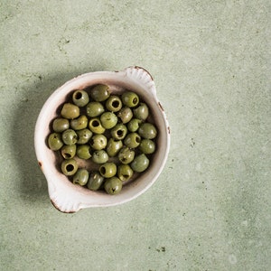 Olivgrüner Food- und Produkt-Styling-Hintergrund. Herrliche Farbe und sehr vielseitiger Vinyldruck für die Video- und Fotografieerstellung.