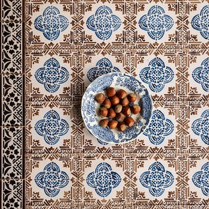 Vinylbakgrund med blåbruna portugisiska kakelplattor, azulejos, för att skapa video- och fotoinnehåll.