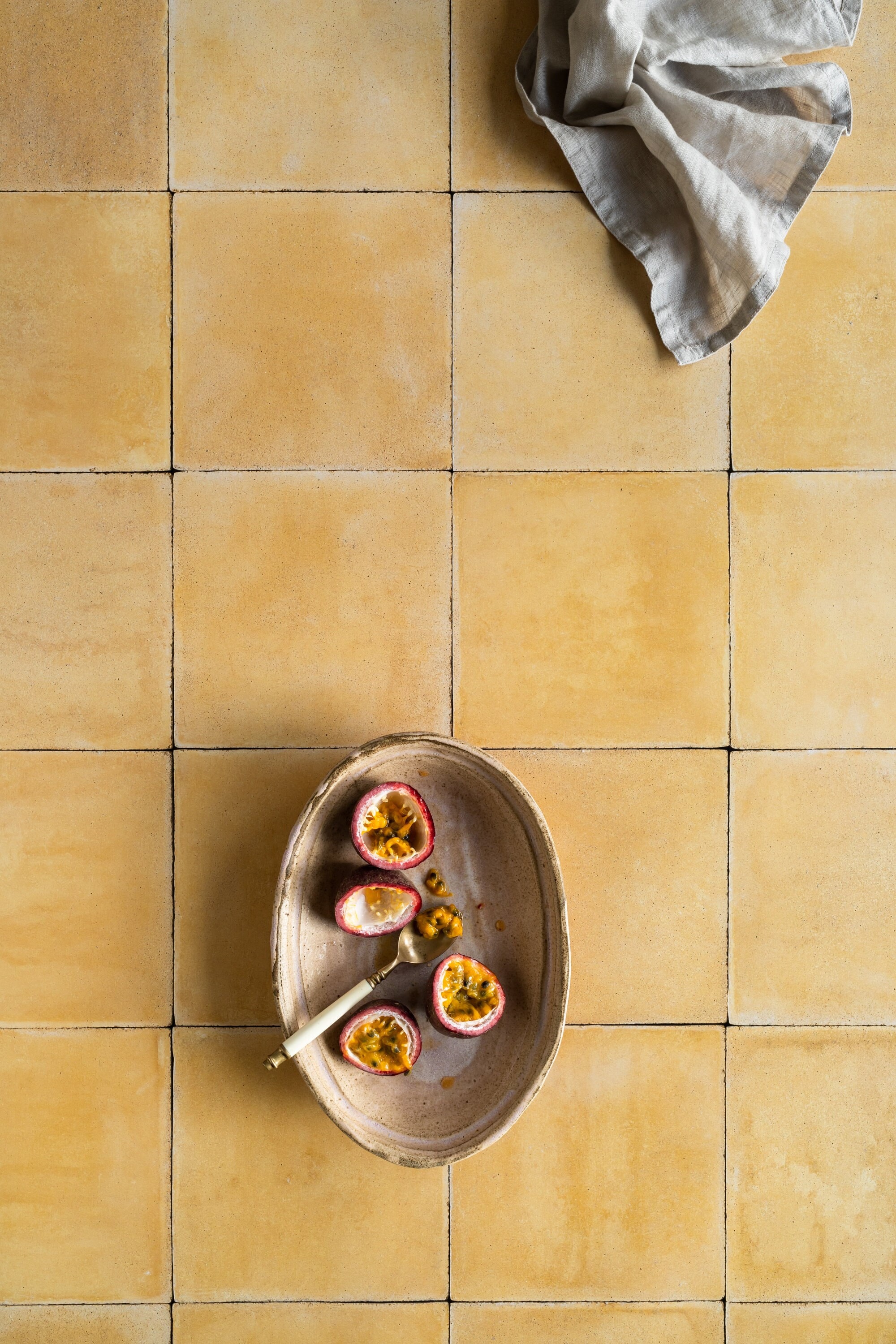 Gele tegelfotografieachtergrond voor food, product, flatlay en productstyling. Onze achtergronden zijn afveegbaar, glad, mat en lichtgewicht.