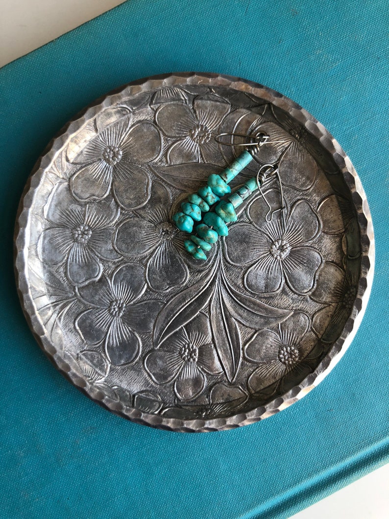 Hand Forged pretty floral pattern storage organizer Jewelry Tray Ring Dish hammered silver tone with flower Stamped Everlast Metal