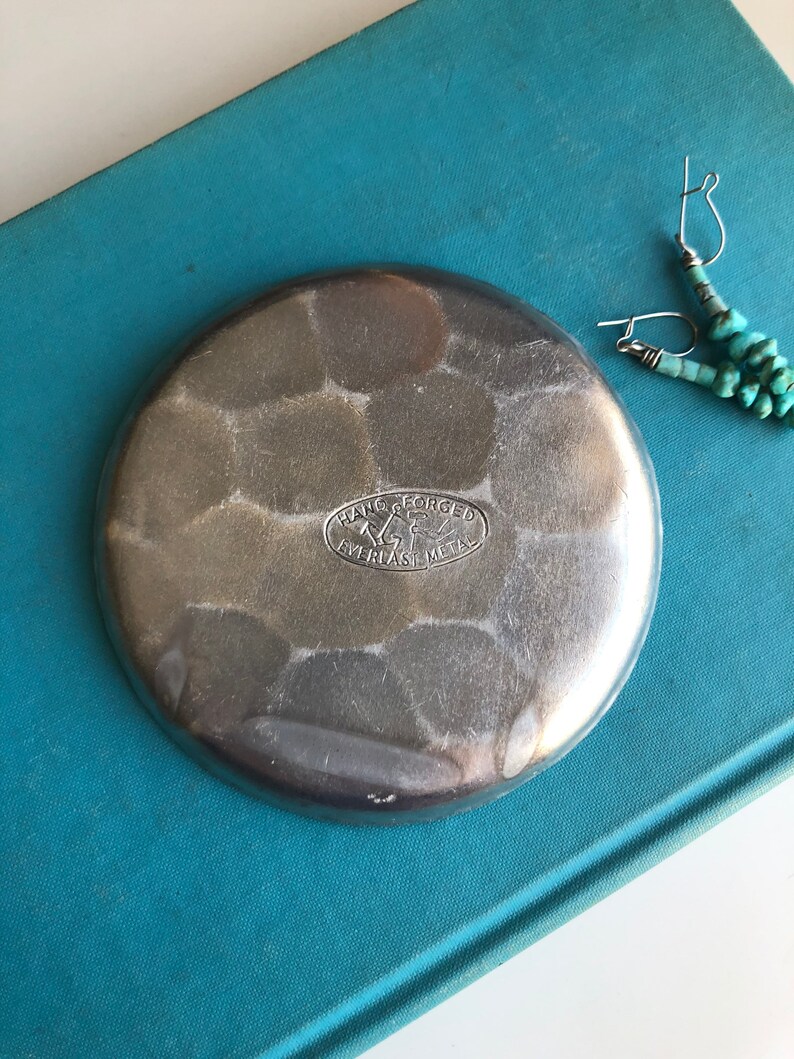 Hand Forged pretty floral pattern storage organizer Jewelry Tray Ring Dish hammered silver tone with flower Stamped Everlast Metal