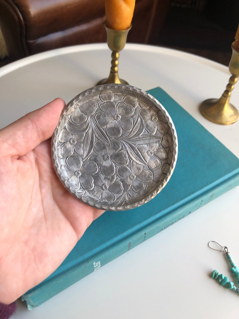 Hand Forged pretty floral pattern storage organizer Jewelry Tray Ring Dish hammered silver tone with flower Stamped Everlast Metal