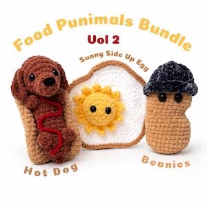 Könnte beinhalten: Eine Sammlung handgefertigter, gehäkelter Plüschtiere zum Thema Essen. Das Set enthält einen Hotdog, ein Spiegelei und eine Mütze tragende Bohne. Der Text "Food Punimals Bundle Vol 2" ist oben zu sehen.