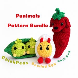Puede incluir: Un conjunto de patrones de ganchillo titulado Punimals Pattern Bundle que incluye tres peluches hechos a mano: dos pollitos verde claro en una vaina verde oscuro, un huevo relleno blanco y amarillo, y un perro chile rojo.