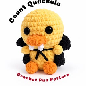 Può includere: Un'anatra all'uncinetto gialla con occhi neri, becco arancione e due zanne bianche. Indossa un mantello nero legato con un cordino nero. Il testo Count Quackula appare sopra e Crochet Pun Pattern è scritto in rosso nella parte inferiore.