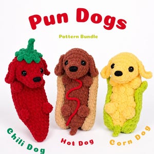 Peut inclure: Trois chiens en peluche crochetés étiquetés Pun Dogs Pattern Bundle. À gauche, un chien piment rouge, au centre, un chien marron dans un pain beige avec une ligne de fil rouge, et à droite, un chien jaune dans une cosse de maïs verte. Texte : Chili Dog, Hot Dog, Corn Dog.