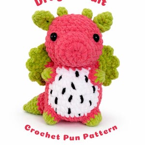 Puede incluir: Un peluche de crochet de fruta del drag&oacute;n. El peluche es rosa con detalles verdes, ojos negros y una barriga blanca con manchas negras. El texto "DragonFruit" y "Crochet Pun Pattern" es rojo.