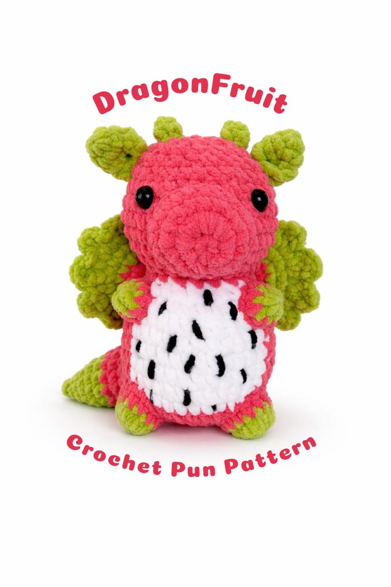 Puede incluir: Un peluche de crochet de fruta del drag&oacute;n. El peluche es rosa con detalles verdes, ojos negros y una barriga blanca con manchas negras. El texto "DragonFruit" y "Crochet Pun Pattern" es rojo.