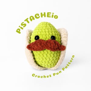 Op de afbeelding: Een lichtgroen gehaakt pistache knuffeltje met een donkerbruine snor en twee zwarte plastic ogen, geflankeerd door twee beige schelpachtige flappen. De tekst "PiSTACHEio" staat in het groen erboven en "Crochet Pun Pattern" in het groen eronder.