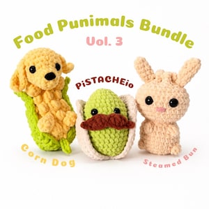 Peut inclure: Trois jouets en peluche crochetés étiquetés Food Punimals Bundle Vol. 3. Un chien jaune dans une cosse de maïs verte étiqueté Corn Dog, une pistache verte avec une moustache brune étiquetée PiSTACHEio et un lapin beige étiqueté Steamed Bun.