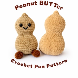 Puede incluir: Dos figuras de crochet con forma de cacahuete. Una mira hacia adelante con una cara sonriente y pies marrones, la otra hacia atrás. El texto "Peanut BUTTer Crochet Pun Pattern" está arriba y abajo de las figuras.
