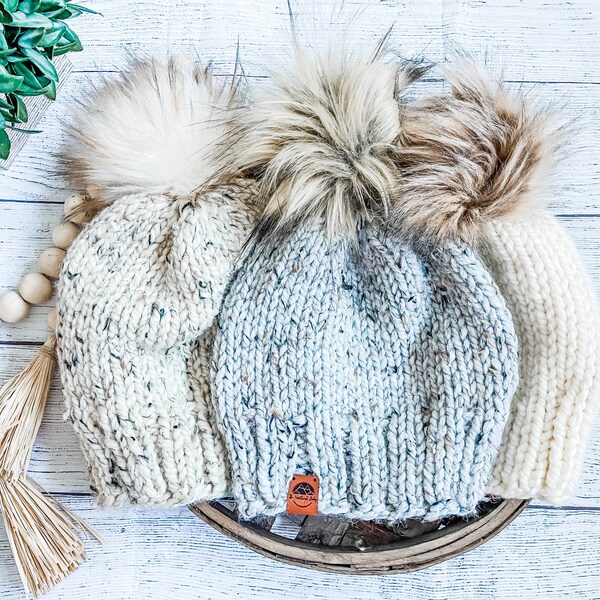 Bonnet en tricot pour femme, bonnet avec pompon, bonnet en tricot personnalisé, bonnet en tricot gris avec pompon, mode automne femme, cadeau pour adolescente