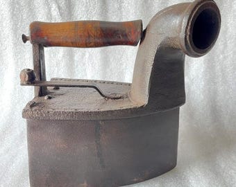 Pressa antica in ferro pesante realizzata a mano Pressa per tessuto in ferro Vecchio grande ferro indiano fatto a mano con carbone caldo Panno in ferro pressato Vecchia pressa con manico in legno