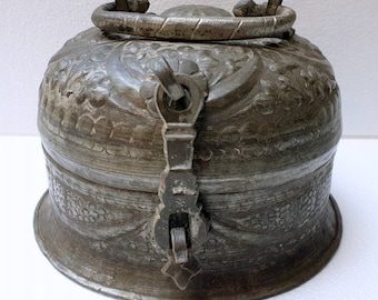 1700&#39;s Antique Copper Hand Carved Silver Polish Islamic Mughal Betel Pan Dan Box This beautiful old Rare old mughal period original copper
