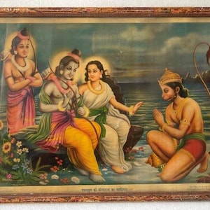 Pode incluir: Uma impressão vintage emoldurada que retrata uma cena do épico hindu Ramayana. A impressão apresenta quatro figuras: Rama, Sita, Lakshmana e Hanuman. Rama, Sita e Lakshmana estão sentados em uma rocha, enquanto Hanuman ajoelha-se diante deles em sinal de respeito. A impressão é colocada sobre um fundo de céu azul, água e uma paisagem verde exuberante. A impressão é emoldurada em uma moldura de madeira com um acabamento dourado.