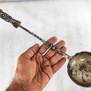 Antique Old Brass Hand Carved Beautiful Work Servant Cuillère Mesure d’huile Cuillère