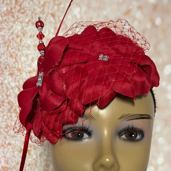 Roter Blumen-Fascinator-Halbhut, Hochzeiten, Kirche, Teepartys und andere besondere Anlässe