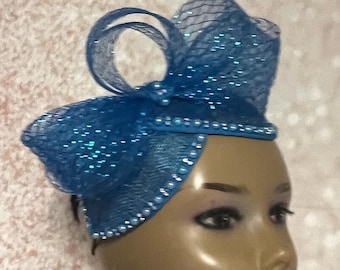Tocado de sinamay azul, medio sombrero para cubrir la cabeza en la iglesia, fiestas de té, bodas y otras ocasiones especiales.