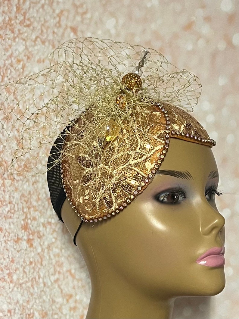 Demi-chapeau bibi en dentelle dorée, mariage, église, goûters et autres occasions spéciales Hat Pin and Veiling