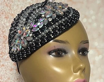 Zwarte druppelvormige tovenaar met iriserende kralen voor kerk, bruiloften en andere gelegenheden