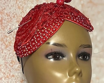 Cappello fascinator a doppia coppa a goccia con perline rosse, ideale per la chiesa e le occasioni speciali.