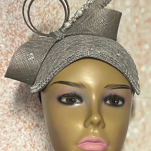 Chapeau bibi gris et argent Sinamay strass Bling pour couvre-chef d'église, mariages, goûters et autres occasions spéciales