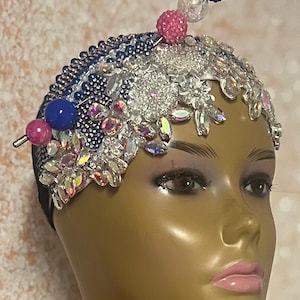 Blå och rosa pärlhalsband med blommotiv, för kyrkan och speciella tillfällen