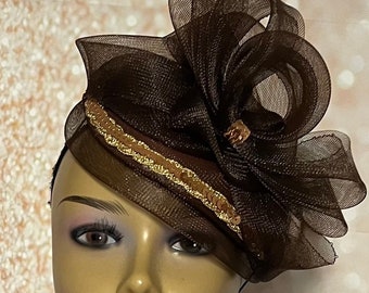 Demi-chapeau fascinateur marron pour l'église, les mariages et les occasions spéciales.