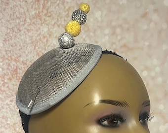 Spilla da cappello con strass argento/grigio e giallo
