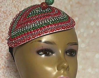 Fascinator a mezza calotta con perline rosse e gocce verdi, copricapo ideale per la chiesa e le occasioni speciali.